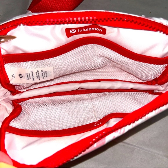 Everywhere Belt Bag Manifesto Print 1L White/Lulu Red - Picture 7 of 11